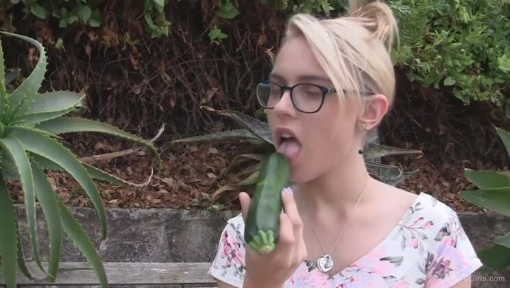 [FTVGirls] - Sexy Tourist Chloe Flashes Her Upskirt - Chloe