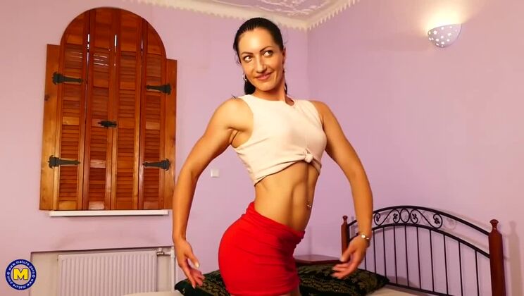 [Mature.nl] - Jessica, a sexy mom, gets toyed!