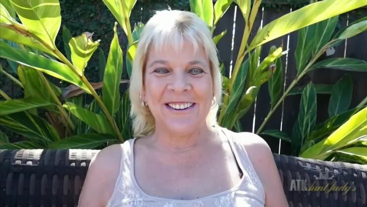 [AuntJudys] - Sindy Silver Gets Down Outside - Sindy Silver