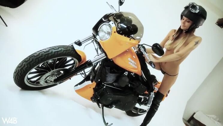 [Watch4Beauty] - Tattooed Temptress Clover in Harley's Studio