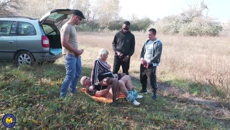 [Mature.nl] - Insatiable Mature Amy in a 4-Guy Gangbang