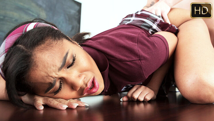 [InnocentHigh] - Loni's Naughty Schoolgirl Outfit