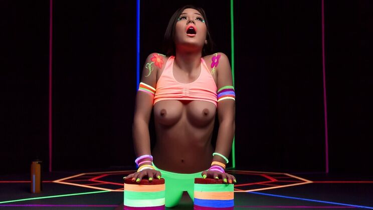 [Brazzers] - Spade Gets Glowing Cock from Johnny Sins - Johnny Sins - Kendra Spade