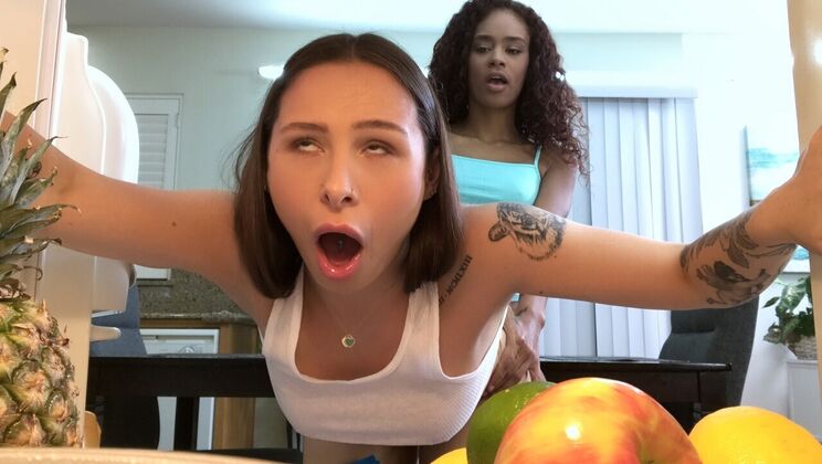 [Brazzers] - Scarlit Scandal's Strap-On Seduction - Scarlit Scandal - Mia Moore