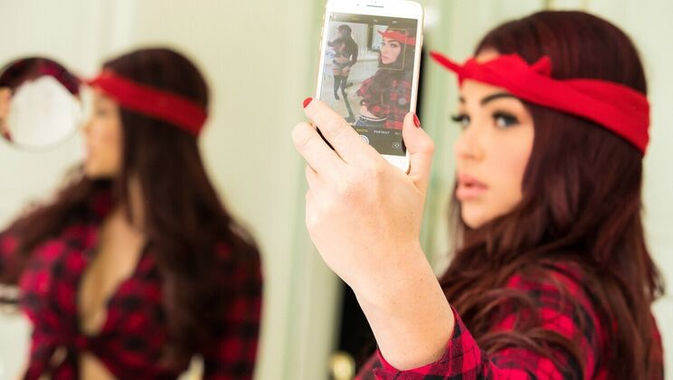 [Brazzers] - Selfie? No, Fuck Me Instead! - Skyla Novea - Keiran Lee