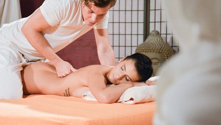 [MassageRooms] - Athletic Romanian Girl Gets Massage and Fucked - Nelly Kent - Ricky Rascal