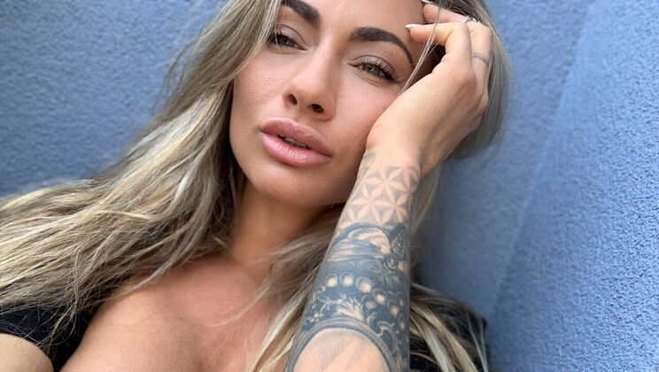 [FakeHubOriginals] - Ass Fingering and Masturbation, Outdoor Style - Michaela Isizzu