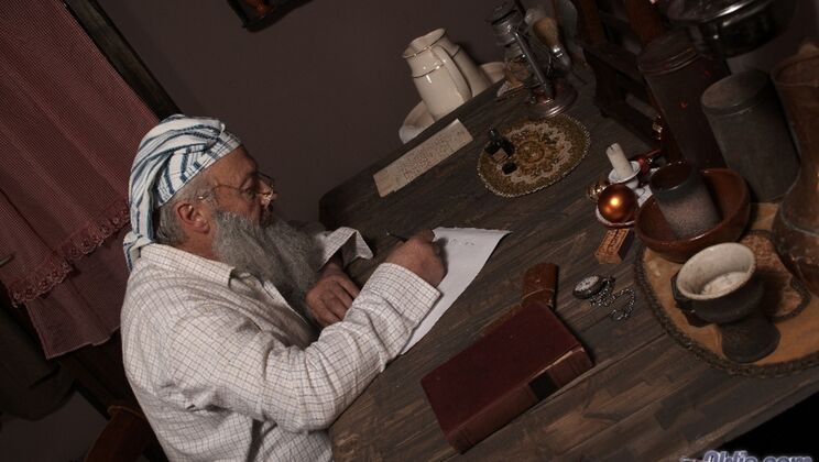 [Oldje] - Old Man Fucks Young Brunette on Christmas - Gustavo - Linda Brown