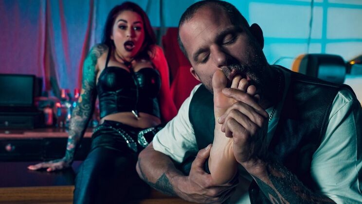 [DigitalPlayground] - Monique Alexander Gets Fucked in the Bar - Monique Alexander - Scott Nails